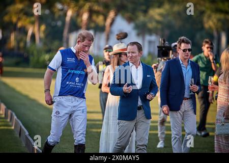 Wellington, Florida, Stati Uniti. 12 aprile 2024. Il principe Harry, il duca di Sussex, patrono co-fondatore di Sentebale, gioca nella Royal salute Sentebale Team, contro la Grand Champions Team capitanata dal suo amico di lunga data e ambasciatore dell'ente, il giocatore di polo argentino Nacho Figueras e la squadra Maseru. Crediti: Yaroslav Sabitov/YES Market Media/Alamy Live News. Foto Stock