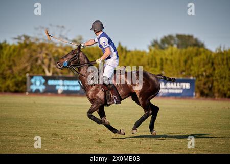 Wellington, Florida, Stati Uniti. 12 aprile 2024. Il principe Harry, il duca di Sussex, patrono co-fondatore di Sentebale, gioca nella Royal salute Sentebale Team, contro la Grand Champions Team capitanata dal suo amico di lunga data e ambasciatore dell'ente, il giocatore di polo argentino Nacho Figueras e la squadra Maseru. Crediti: Yaroslav Sabitov/YES Market Media/Alamy Live News. Foto Stock