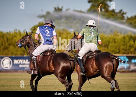 Wellington, Florida, Stati Uniti. 12 aprile 2024. Il principe Harry, il duca di Sussex, patrono co-fondatore di Sentebale, gioca nella Royal salute Sentebale Team, contro la Grand Champions Team capitanata dal suo amico di lunga data e ambasciatore dell'ente, il giocatore di polo argentino Nacho Figueras e la squadra Maseru. Crediti: Yaroslav Sabitov/YES Market Media/Alamy Live News. Foto Stock