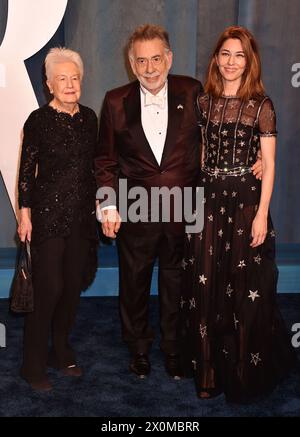 **FOTO FILE** Eleanor Coppola è morta. BEVERLY HILLS, CA - MARZO 27: (L-R) Eleanor Coppola, Francis Ford Coppola e Sofia Coppola partecipano al Vanity Fair Oscar Party 2022 condotto da Radhika Jones al Wallis Annenberg Center for the Performing Arts il 27 marzo 2022 a Beverly Hills, California. Crediti: Jeffrey Mayer/JTMPhotos/MediaPunch Foto Stock