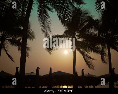 BANGSAEN,THAILAND 2024 , Bangsaen Beach Sunset i turisti vengono a rilassarsi. La spiaggia di Bangsaen, provincia di Chonburi, Thailandia Foto Stock