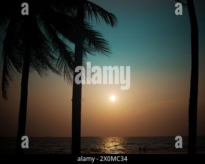 BANGSAEN,THAILAND 2024 , Bangsaen Beach Sunset i turisti vengono a rilassarsi. La spiaggia di Bangsaen, provincia di Chonburi, Thailandia Foto Stock