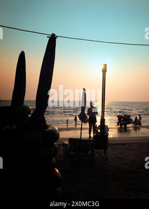 BANGSAEN,THAILAND 2024 , Bangsaen Beach Sunset i turisti vengono a rilassarsi. La spiaggia di Bangsaen, provincia di Chonburi, Thailandia Foto Stock