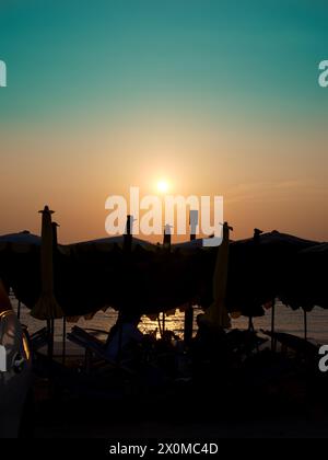 BANGSAEN,THAILAND 2024 , Bangsaen Beach Sunset i turisti vengono a rilassarsi. La spiaggia di Bangsaen, provincia di Chonburi, Thailandia Foto Stock