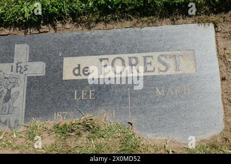 Mission Hills, Los Angeles, California, USA 11 aprile 2024 American Inventor Lee de Forest grave presso il San Fernando Mission Cemetery l'11 aprile 2024 a Mission Hills, Los Angeles, California, USA. Foto di Barry King/Alamy Stock Photo Foto Stock