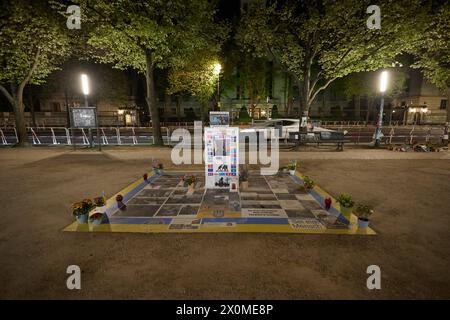 Berlino, Germania. 13 aprile 2024. Immagini e fiori davanti all'ambasciata russa commemorano la guerra di aggressione della Russia contro l'Ucraina. Credito: Joerg Carstensen/dpa/Alamy Live News Foto Stock