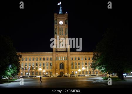 Berlino, Germania. 13 aprile 2024. Vista mattutina del Rotes Rathaus. Credito: Joerg Carstensen/dpa/Alamy Live News Foto Stock