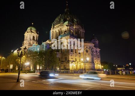 Berlino, Germania. 13 aprile 2024. Vista della cattedrale di Berlino al mattino presto. Credito: Joerg Carstensen/dpa/Alamy Live News Foto Stock