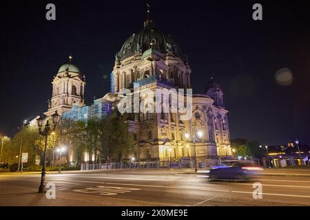 Berlino, Germania. 13 aprile 2024. Vista della cattedrale di Berlino al mattino presto. Credito: Joerg Carstensen/dpa/Alamy Live News Foto Stock