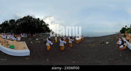 Visualizzazione panoramica a 360 gradi di Cerimonia religiosa a Bali.