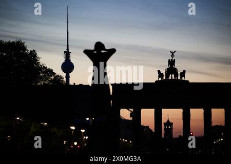 Berlino, Germania. 13 aprile 2024. Vista mattutina della porta di Brandeburgo e della torre della televisione. Credito: Joerg Carstensen/dpa/Alamy Live News Foto Stock