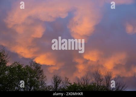 Cielo colorato all'alba sopra Fort Gibson, Oklahoma. (USA) Foto Stock