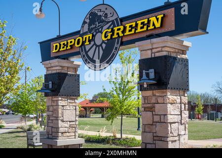 Il Depot Green di Muskogee, lo storico Depot District dell'Oklahoma, è uno spazio verde cittadino e fulcro del Centennial Trail. (USA) Foto Stock