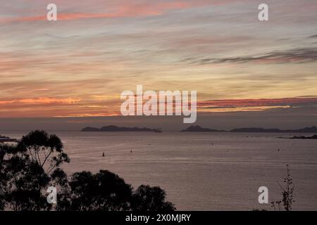 Il sole tramonta a tarda ora e forma bellissimi colori nel cielo. Estuario di Vigo, Rias Bajas, Galizia, Spagna. Foto Stock