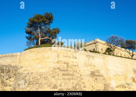 La Valletta, Malta, 3 aprile 2024. vista degli antichi bastioni che circondano il centro della città Foto Stock