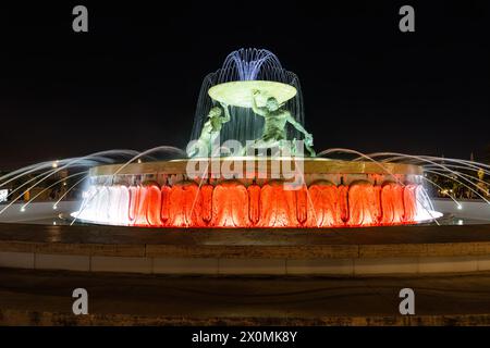 La Valletta, Malta, 3 aprile 2024. la fontana dei tritoni nel centro storico della città di notte Foto Stock