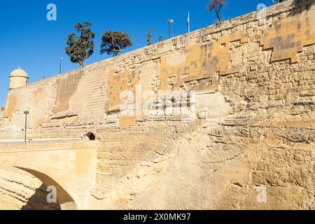 La Valletta, Malta, 3 aprile 2024. vista degli antichi bastioni che circondano il centro della città Foto Stock