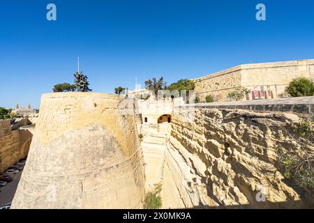 La Valletta, Malta, 3 aprile 2024. vista degli antichi bastioni che circondano il centro della città Foto Stock