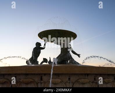 La Valletta, Malta, 3 aprile 2024. la fontana dei tritoni nel centro storico della città Foto Stock