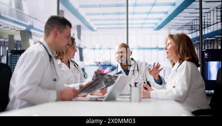 Imprenditore frustrati durante una riunione di lavoro in ufficio Foto Stock