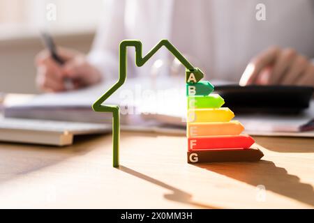 La verifica efficiente dell'energia consente di risparmiare sugli edifici grazie alla camera di isolamento Foto Stock