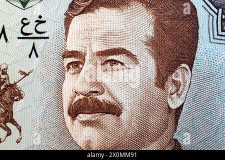 Saddam Hussein un ritratto di primo piano dal denaro iracheno - Dinar Foto Stock