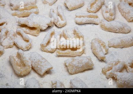 Preparazione della pasta,gnocchi alla sorrentina Foto Stock