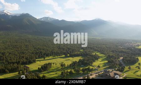 Incredibile vista aerea del monte Pirin vicino alla città di Razlog, in Bulgaria, in estate. Foto Stock