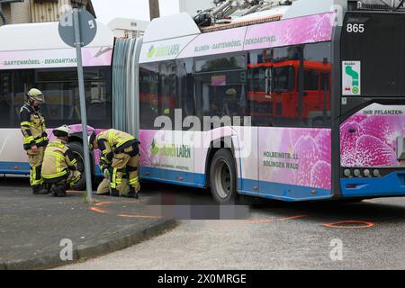Mann bei Unfall mit Linienbus lebensgefährlich verletzt am Freitagmorgen 12.04.2024 kam es zu einem tragischen Unfall a Solingen-Höhscheid. Ein 52 jähriger Solinger beabsichtigte die Fahrbahn an der Buswendeschleife Höhscheid-Brockenberg zu fußläufig überqueren und wurde dabei vom anfahrenden Linienbus erfasst. BEI dem Unfall wurde der Fußgänger unter dem tonnenschweren Bus eingeklemmt und dabei lebensbedrohlich verletzt. während der technischen Rettung, welche nach Angaben von Einsatzleiter Sebastian Wagner mehr als 30 Minuten dauerte, wurde auch ein Feuerwehrkran in Stellung gebracht, der B. Foto Stock