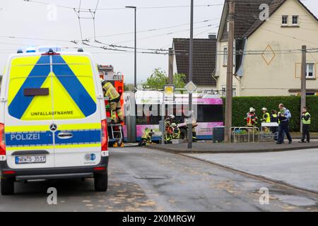 Mann bei Unfall mit Linienbus lebensgefährlich verletzt am Freitagmorgen 12.04.2024 kam es zu einem tragischen Unfall a Solingen-Höhscheid. Ein 52 jähriger Solinger beabsichtigte die Fahrbahn an der Buswendeschleife Höhscheid-Brockenberg zu fußläufig überqueren und wurde dabei vom anfahrenden Linienbus erfasst. BEI dem Unfall wurde der Fußgänger unter dem tonnenschweren Bus eingeklemmt und dabei lebensbedrohlich verletzt. während der technischen Rettung, welche nach Angaben von Einsatzleiter Sebastian Wagner mehr als 30 Minuten dauerte, wurde auch ein Feuerwehrkran in Stellung gebracht, der B. Foto Stock