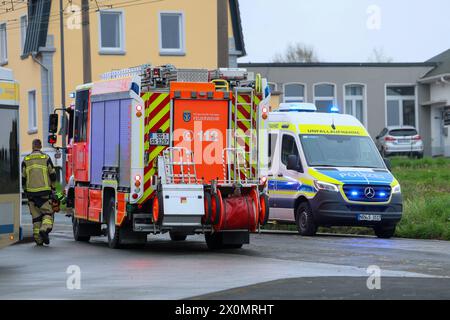 Mann bei Unfall mit Linienbus lebensgefährlich verletzt am Freitagmorgen 12.04.2024 kam es zu einem tragischen Unfall a Solingen-Höhscheid. Ein 52 jähriger Solinger beabsichtigte die Fahrbahn an der Buswendeschleife Höhscheid-Brockenberg zu fußläufig überqueren und wurde dabei vom anfahrenden Linienbus erfasst. BEI dem Unfall wurde der Fußgänger unter dem tonnenschweren Bus eingeklemmt und dabei lebensbedrohlich verletzt. während der technischen Rettung, welche nach Angaben von Einsatzleiter Sebastian Wagner mehr als 30 Minuten dauerte, wurde auch ein Feuerwehrkran in Stellung gebracht, der B. Foto Stock
