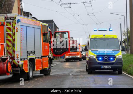 Mann bei Unfall mit Linienbus lebensgefährlich verletzt am Freitagmorgen 12.04.2024 kam es zu einem tragischen Unfall a Solingen-Höhscheid. Ein 52 jähriger Solinger beabsichtigte die Fahrbahn an der Buswendeschleife Höhscheid-Brockenberg zu fußläufig überqueren und wurde dabei vom anfahrenden Linienbus erfasst. BEI dem Unfall wurde der Fußgänger unter dem tonnenschweren Bus eingeklemmt und dabei lebensbedrohlich verletzt. während der technischen Rettung, welche nach Angaben von Einsatzleiter Sebastian Wagner mehr als 30 Minuten dauerte, wurde auch ein Feuerwehrkran in Stellung gebracht, der B. Foto Stock