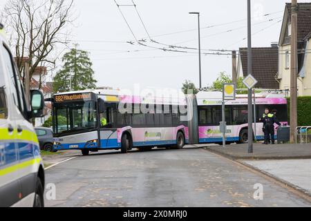 Mann bei Unfall mit Linienbus lebensgefährlich verletzt am Freitagmorgen 12.04.2024 kam es zu einem tragischen Unfall a Solingen-Höhscheid. Ein 52 jähriger Solinger beabsichtigte die Fahrbahn an der Buswendeschleife Höhscheid-Brockenberg zu fußläufig überqueren und wurde dabei vom anfahrenden Linienbus erfasst. BEI dem Unfall wurde der Fußgänger unter dem tonnenschweren Bus eingeklemmt und dabei lebensbedrohlich verletzt. während der technischen Rettung, welche nach Angaben von Einsatzleiter Sebastian Wagner mehr als 30 Minuten dauerte, wurde auch ein Feuerwehrkran in Stellung gebracht, der B. Foto Stock