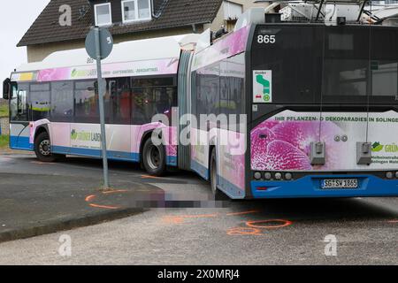 Mann bei Unfall mit Linienbus lebensgefährlich verletzt am Freitagmorgen 12.04.2024 kam es zu einem tragischen Unfall a Solingen-Höhscheid. Ein 52 jähriger Solinger beabsichtigte die Fahrbahn an der Buswendeschleife Höhscheid-Brockenberg zu fußläufig überqueren und wurde dabei vom anfahrenden Linienbus erfasst. BEI dem Unfall wurde der Fußgänger unter dem tonnenschweren Bus eingeklemmt und dabei lebensbedrohlich verletzt. während der technischen Rettung, welche nach Angaben von Einsatzleiter Sebastian Wagner mehr als 30 Minuten dauerte, wurde auch ein Feuerwehrkran in Stellung gebracht, der B. Foto Stock