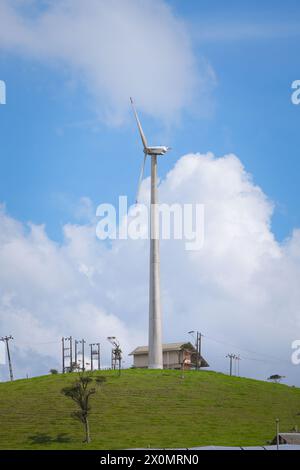 Mulino a vento sul campo agricolo nuvola pulita ad Ambewela - Sri Lanka Foto Stock