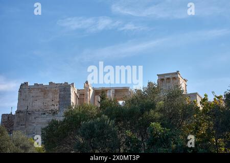 Vista generale del Partenone e dell'antica Acropoli di Atene Grecia da una zona bassa tra gli alberi Foto Stock