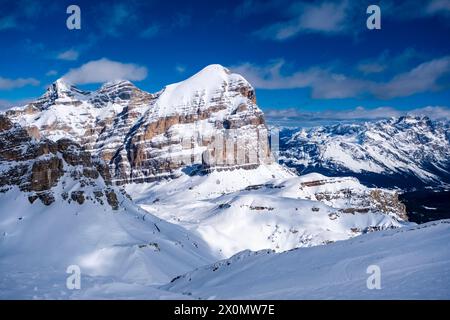 Le cime innevate del gruppo Tofana, circondate da paesaggi alpini dolomitici intorno al passo Falzarego in inverno, viste dal Monte Lagazuoi. Foto Stock