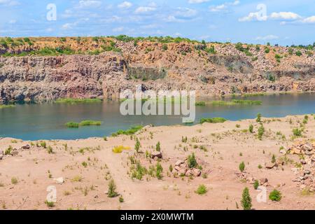 Vista sul lago in una cava abbandonata in estate Foto Stock