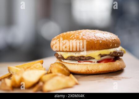 Piccolo hamburger con patatine fritte servito al ristorante. Cucina americana. Gustoso gourmet al ristorante. Foto Stock