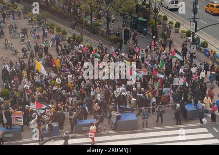 I manifestanti pro-palestinesi si radunano sventolando bandiere palestinesi e tenendo striscioni che esprimono le loro opinioni in Herald Square. I manifestanti pro-palestinesi si sono riuniti a Manhattan, New York, condannando le operazioni militari delle forze di difesa israeliane a Gaza. Funzionari della Casa Bianca hanno detto che stanno comunicando con funzionari israeliani per prepararsi a un possibile attacco di rappresaglia da parte dell'Iran contro Israele. La possibile ritorsione potrebbe essere in risposta a un attacco aereo israeliano che ha ucciso più alti comandanti militari iraniani in Siria il 1° aprile. Da quando la guerra è iniziata il 7 ottobre 2023, la salute di Gaza mini Foto Stock