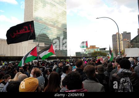 I manifestanti pro-palestinesi si radunano sventolando le bandiere palestinesi al di fuori dell'edificio delle Nazioni Unite. I manifestanti pro-palestinesi si sono riuniti a Manhattan, New York, condannando le operazioni militari delle forze di difesa israeliane a Gaza. Funzionari della Casa Bianca hanno detto che stanno comunicando con funzionari israeliani per prepararsi a un possibile attacco di rappresaglia da parte dell'Iran contro Israele. La possibile ritorsione potrebbe essere in risposta a un attacco aereo israeliano che ha ucciso più alti comandanti militari iraniani in Siria il 1° aprile. Da quando la guerra è iniziata il 7 ottobre 2023, il ministero della salute di Gaza ha detto più di 33, Foto Stock