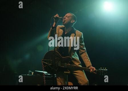 Il cantante e chitarrista britannico Miles Kane si esibisce dal vivo Foto Stock