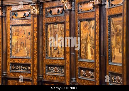 Coro rinascimentale di Bernardino Zenale e Andrea Previtali con bancarelle e intarsi dell'iconostasi con racconti biblici di Lorenzo lotto di Giov Foto Stock