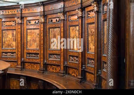 Coro rinascimentale di Bernardino Zenale e Andrea Previtali con bancarelle e intarsi dell'iconostasi con racconti biblici di Lorenzo lotto di Giov Foto Stock