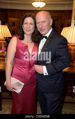Kai Wegner mit Partnerin Katharina Günther-Wünsch beim 71. Bundespresseball 2024 all'Hotel Adlon Kempinski. Berlino, 12.04.2024 *** Kai Wegner con la partner Katharina Günther Wünsch al 71 Federal Press Ball 2024 presso l'Hotel Adlon Kempinski Berlin, 12 04 2024 foto:XF.xKernx/xFuturexImagex bundespresseball 4557 Foto Stock