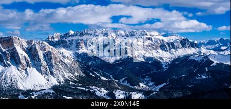 Vista panoramica del gruppo del Sella in inverno, circondato da paesaggi alpini dolomitici, vista da Seceda. Foto Stock