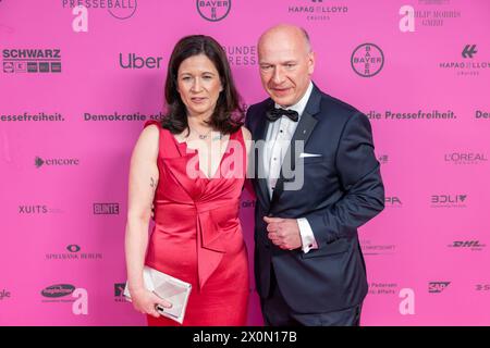 Berlin Bundespresseball 2024, Berlin, 12.04.2024 Kai Wegner und Seine Freundin Katharina Guenther-Wunsch Bundespresseball 2024, Hotel Adlon Kempinski Berlin, 12.04.2024 *** Berlin Federal Press Ball 2024, Berlin, 12 04 2024 Kai Wegner e la sua fidanzata Katharina Guenther Wish Federal Press Ball 2024, Hotel Adlon Kempinski Berlin, 12 04 2024 Copyright: xEibner-Pressefoto/JadrankoxMarjax EP JMC Foto Stock