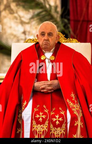 Francesco Bergoglio celebra la messa e saluta i fedeli che giunsero in migliaia a San Pietro Domenica delle Palme prima del cattolico cristiano Foto Stock