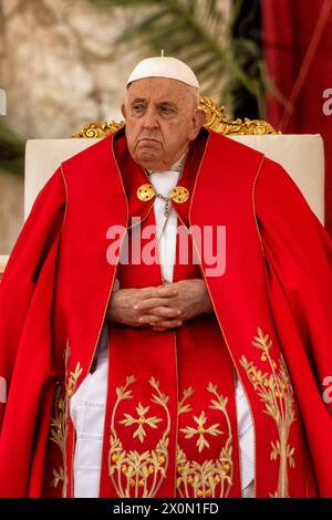 Francesco Bergoglio celebra la messa e saluta i fedeli che giunsero in migliaia a San Pietro Domenica delle Palme prima del cattolico cristiano Foto Stock