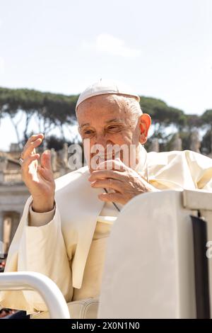 Francesco Bergoglio celebra la messa e saluta i fedeli che giunsero in migliaia a San Pietro Domenica delle Palme prima del cattolico cristiano Foto Stock